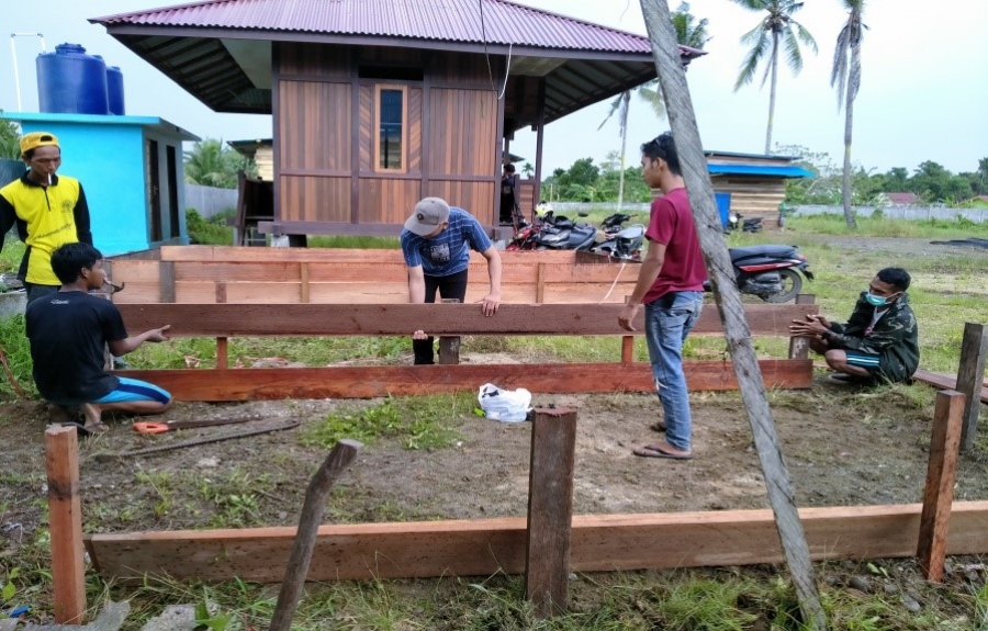 Himpunan mahasiswa akuakultur (HIMAKUA) melakukan kegiatan pembuatan kolam terpal yang berlokasi di English VilLage Unimuda Sorong.